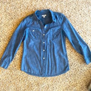Old Navy Long Sleeve Button-Up. Front pockets can unbutton. Breathable fabric.